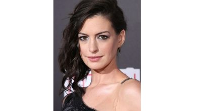 Anne Hathaway's dark makeup