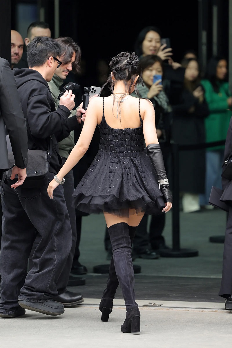 BLACKPINK's Jennie Kim in a black dress3