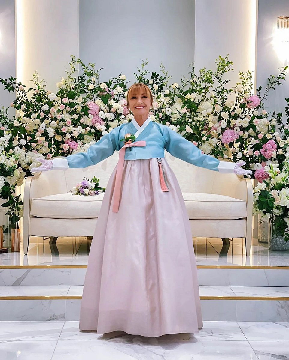 Jane Seymour in Korean hanbok1