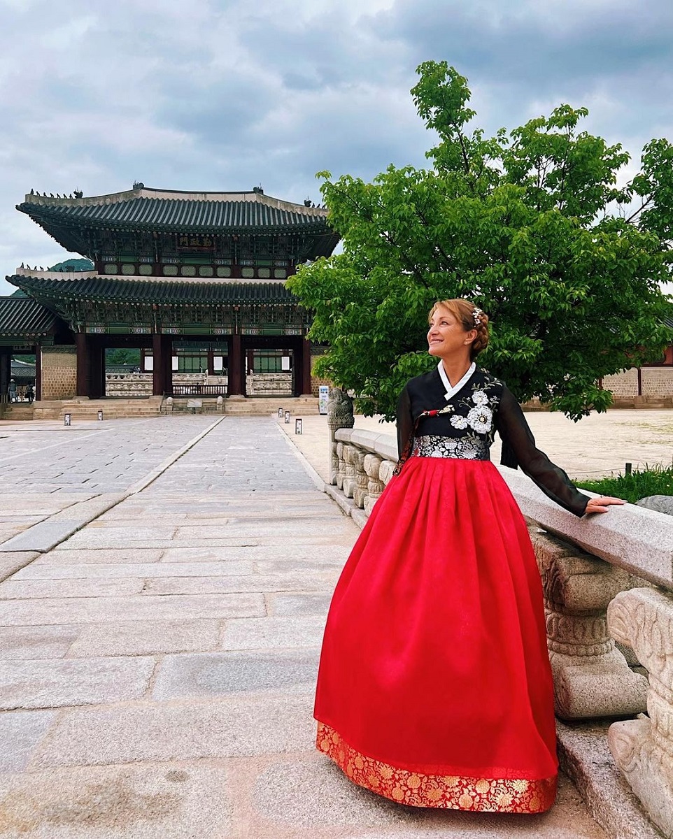 Jane Seymour in Korean hanbok3