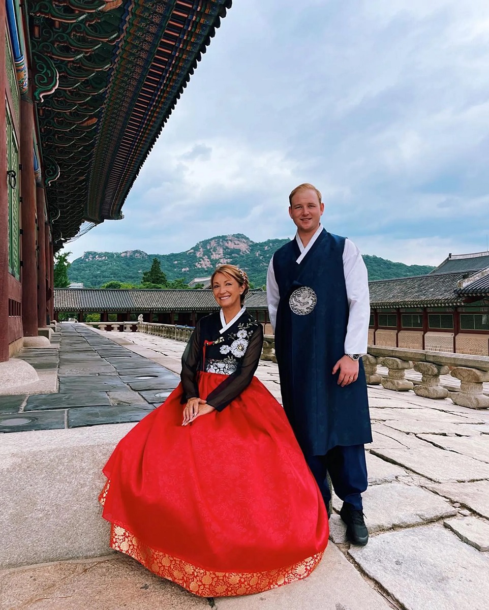 Jane Seymour in Korean hanbok4