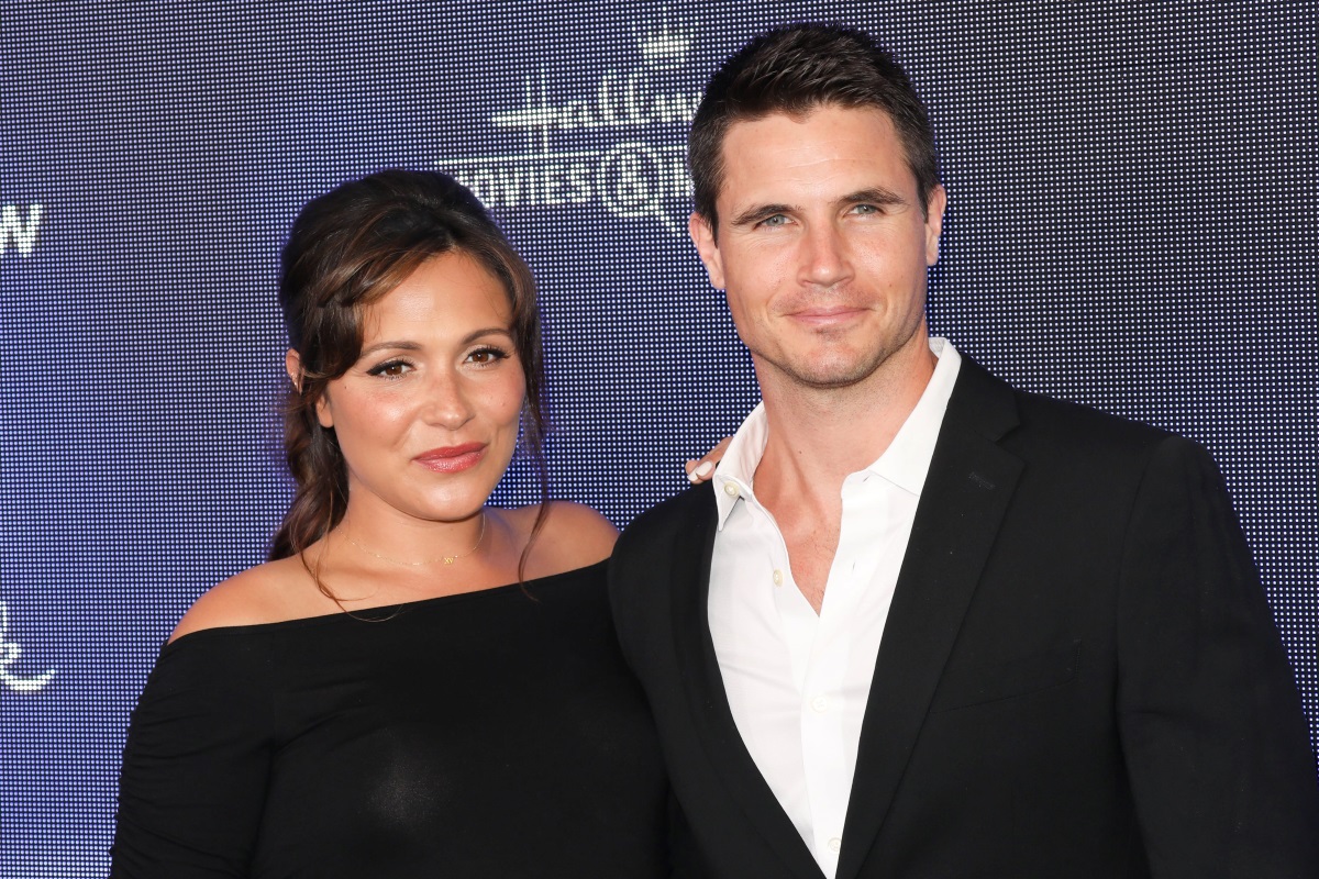 Robbie Amell & Italia Ricci