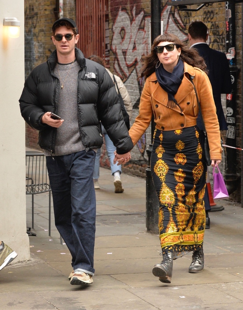 Andrew Garfield and his girlfriend1