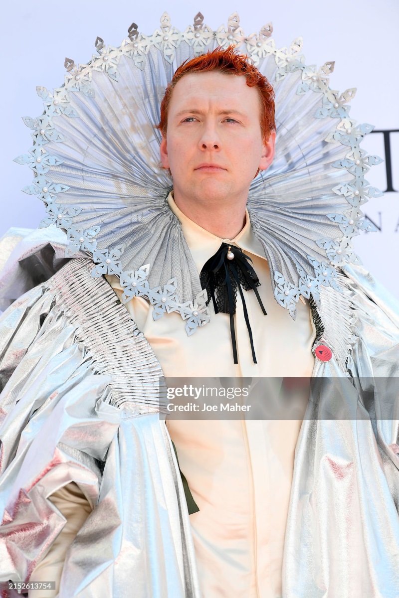 Joe Lycett in Queen Elizabeth's dress2