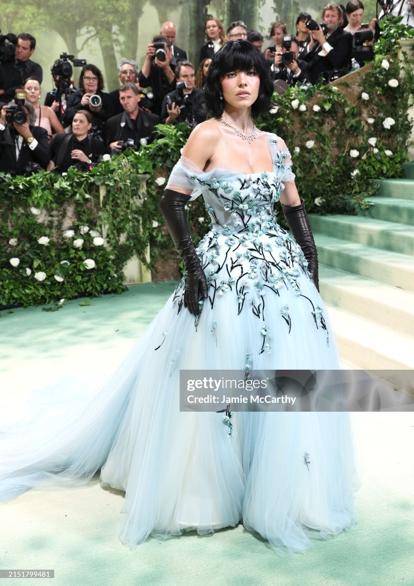 Sydney Sweeney Met Gala 2024- black hair