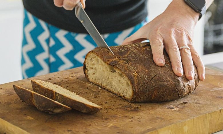 Keeping bread fresh with two methods