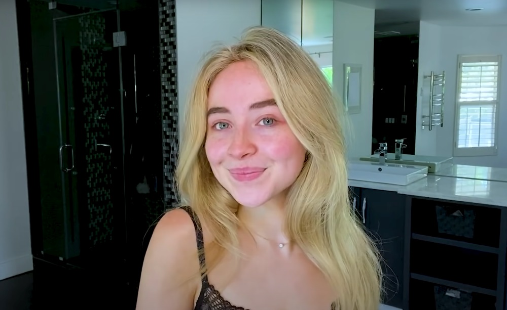 Sabrina Carpenter no makeup2