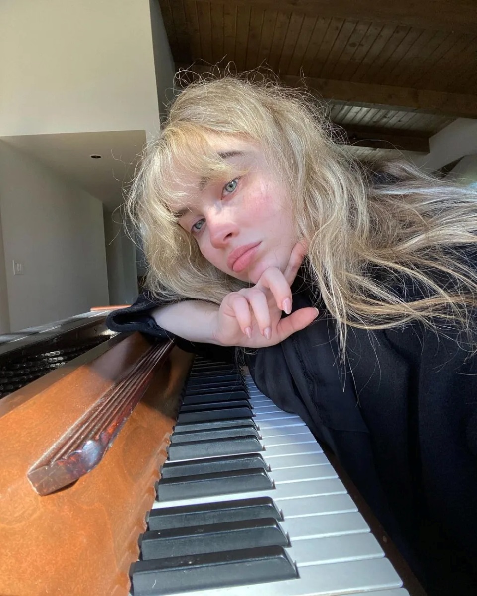 Sabrina Carpenter no makeup3