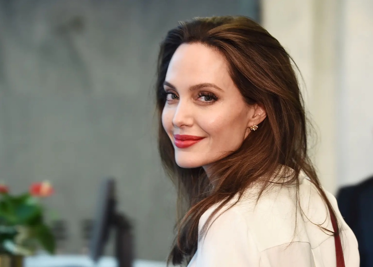 Angelina Jolie's colorful lipstick2