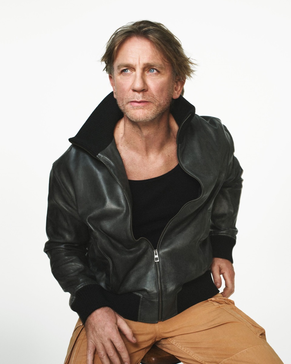 Daniel Craig with long hair3