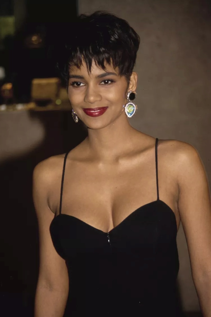 Halle Berry short hairstyles1