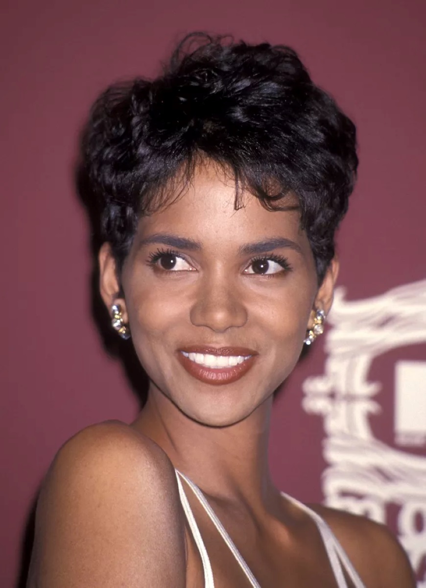 Halle Berry short hairstyles3