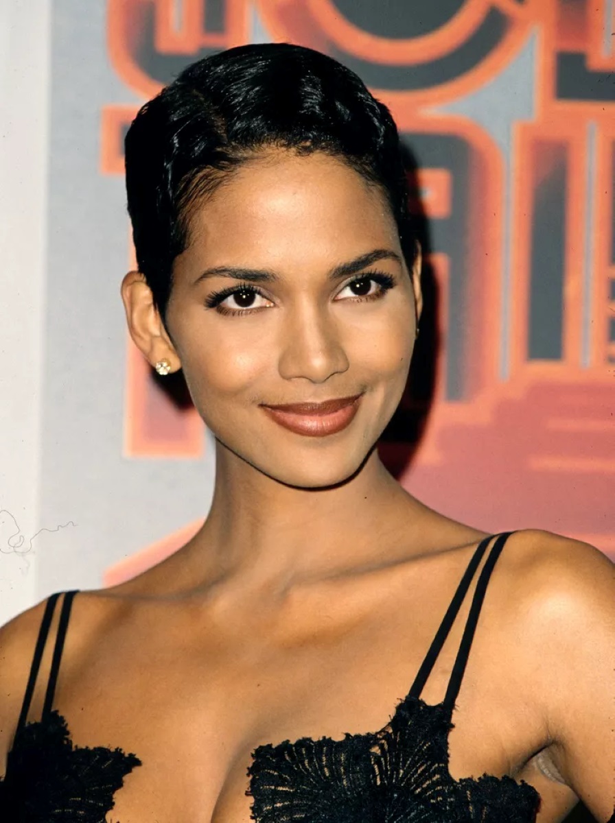 Halle Berry short hairstyles5