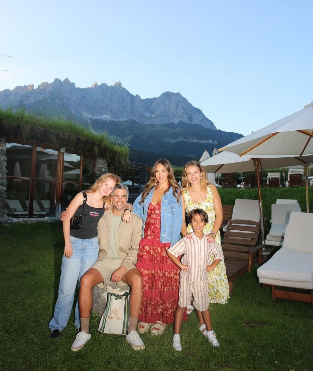 Jessica Alba and her family3