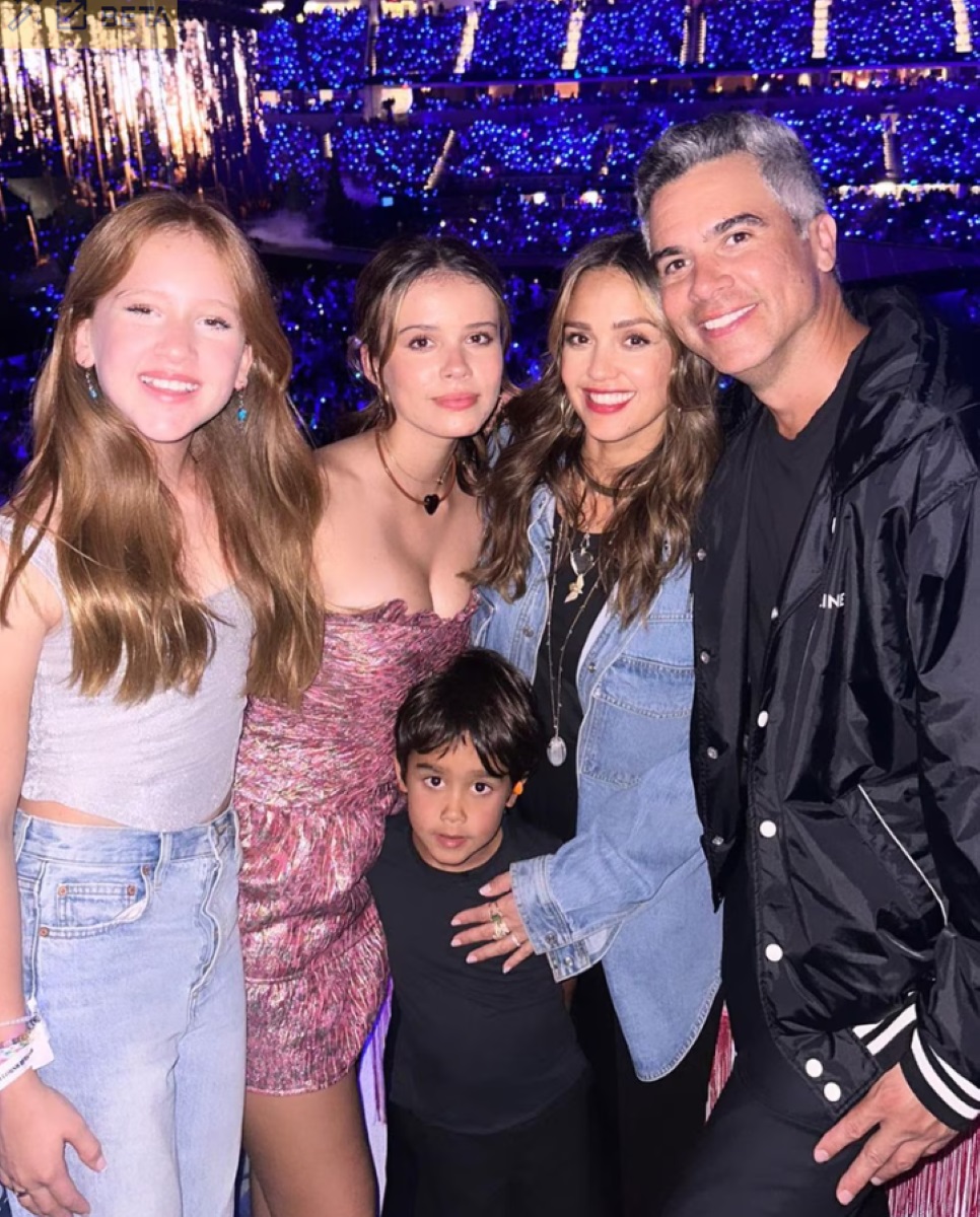 Jessica Alba's husband and children4