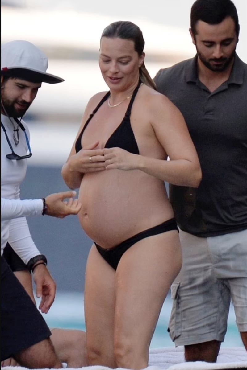 Pregnant Margot Robbie2