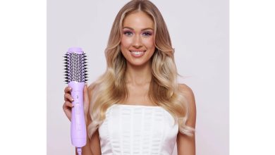 Styling hair with a hair dryer brush