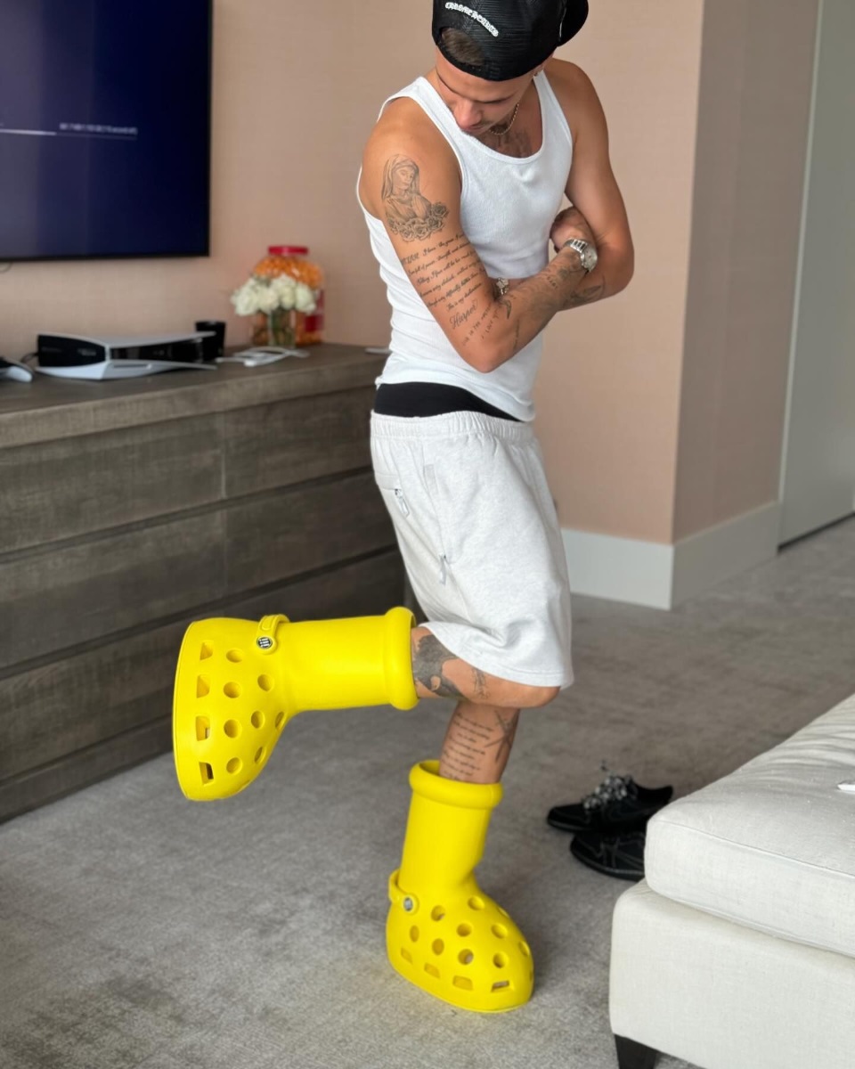 The Beckham family's yellow shoes2