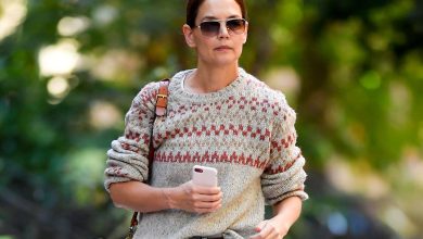 Katie Holmes is pictured stepping out in New York City. The American actress carried a Tusting Como Explorer tote bag and wore an A.P.C sweater, jeans, and a pair of flats.