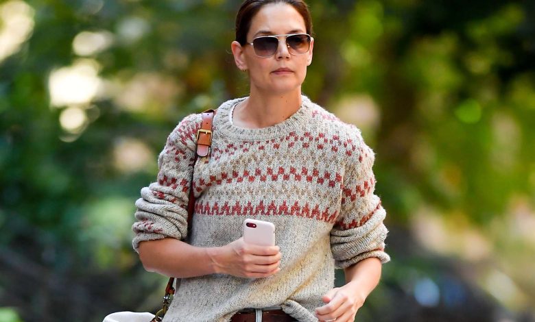 Katie Holmes is pictured stepping out in New York City. The American actress carried a Tusting Como Explorer tote bag and wore an A.P.C sweater, jeans, and a pair of flats.