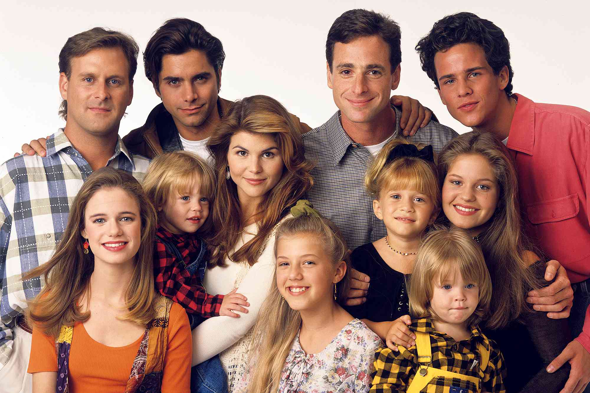 Los Angeles, CA - 1993: (L-R) Dave Coulier, Andrea Barber, Dylan Tuomy-Wilhoit / Blake Tuomy-Wilhoit, John Stamos, Lori Loughlin, Jodie Sweetin, Bob Saget, Mary-Kate Olsen, Dylan Tuomy-Wilhoit / Blake Tuomy-wilhoit, Candace Cameron, Scott Weinger Season Seven promotional photo for the ABC tv series 'Full House', August 30, 1993.