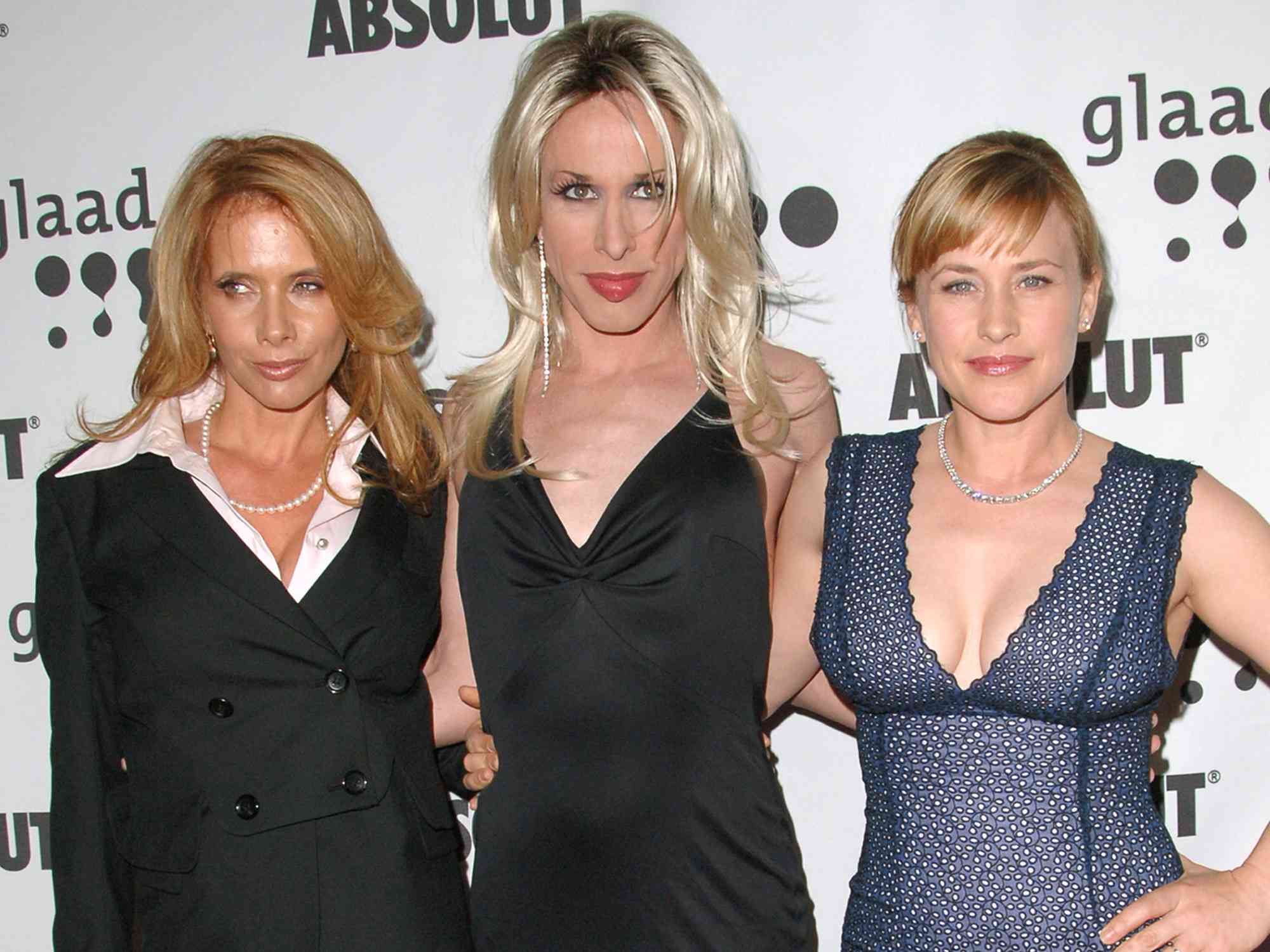 Rosanna Arquette, Alexis Arquette and Patricia Arquette posing