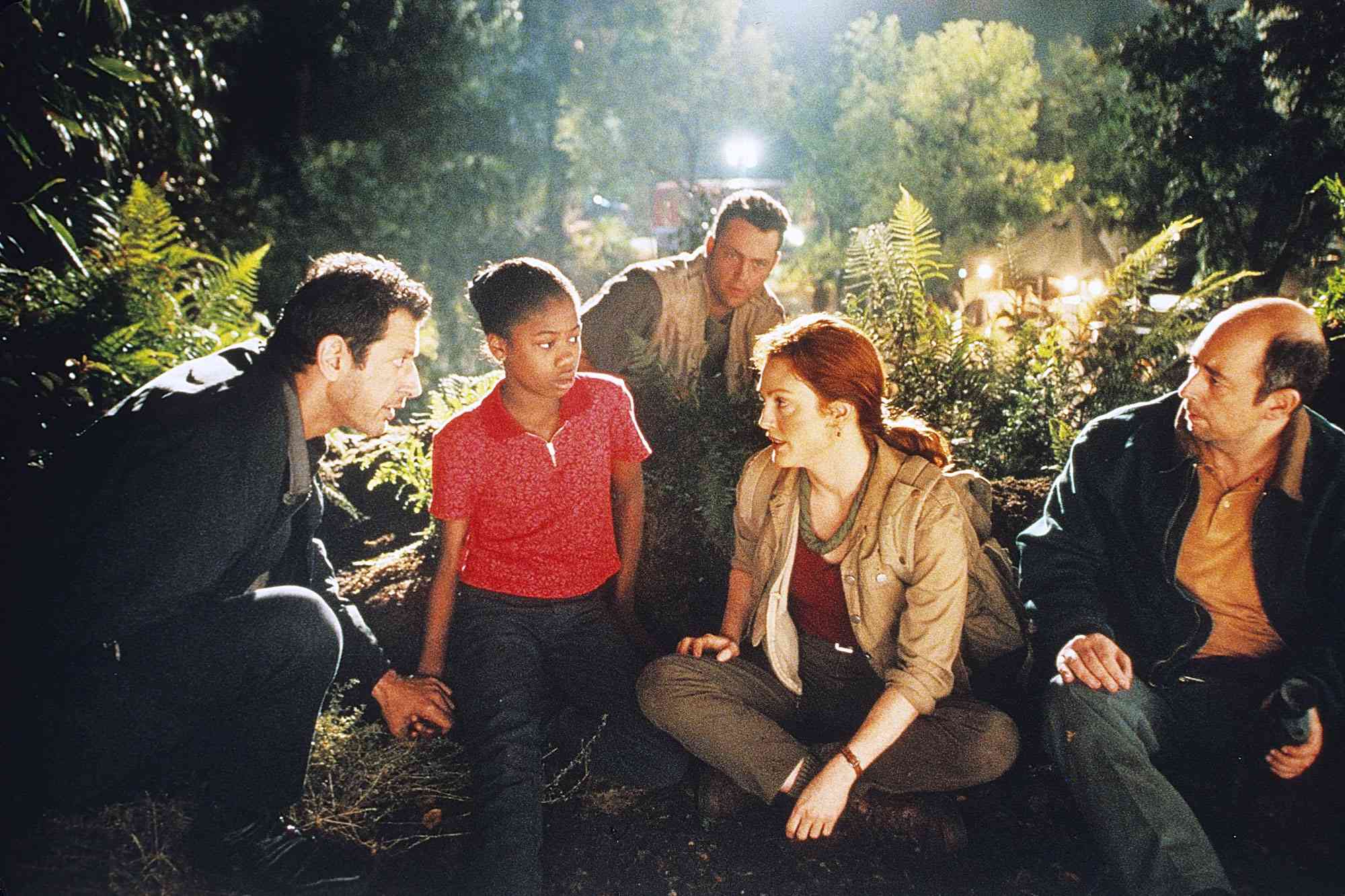 Jeff Goldblum, Vanessa Lee Chester, Vince Vaughn, Julianne Moore, and Richard Schiff in 'The Lost World: Jurassic Park'.