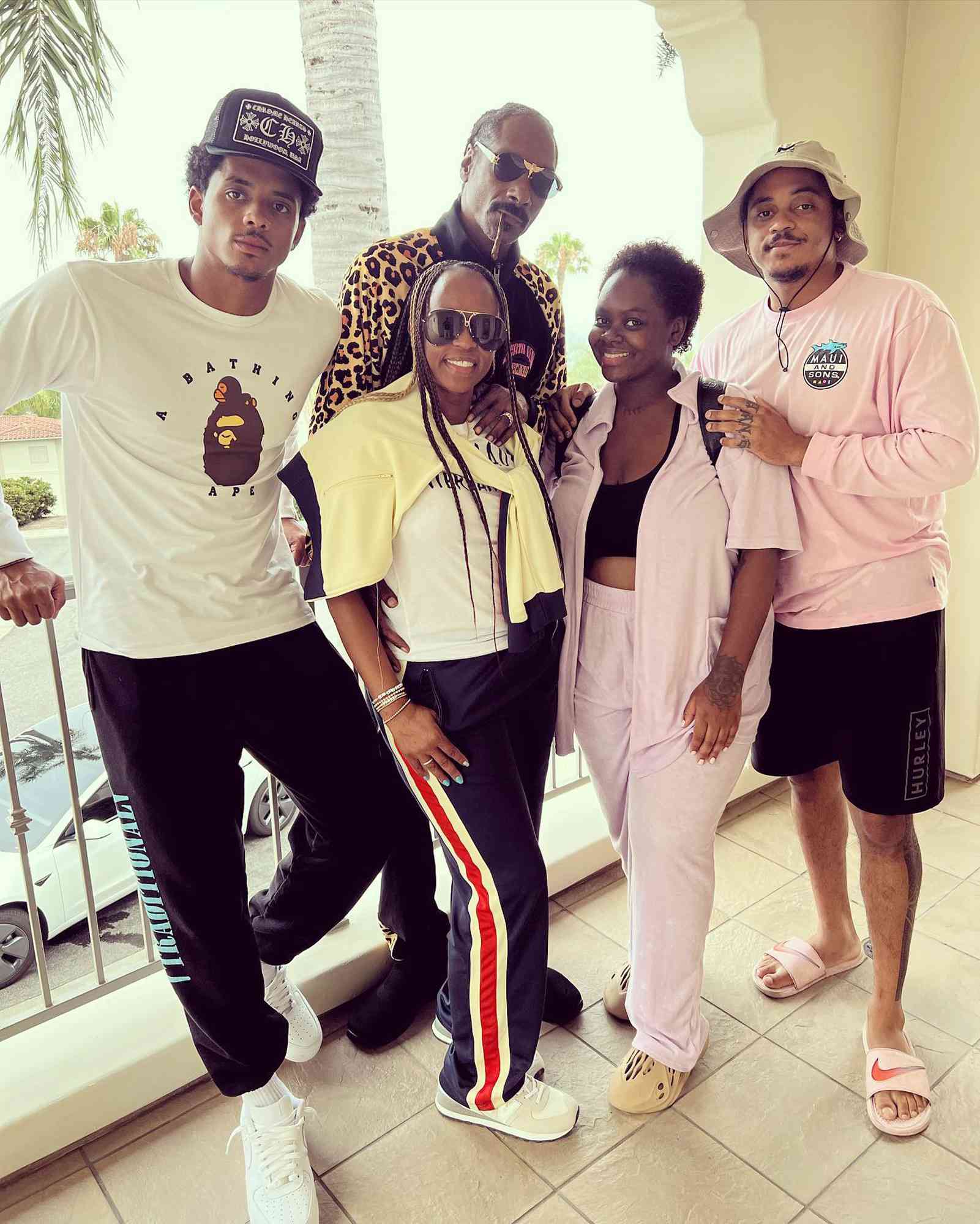 Snoop Dogg and Shante Broadus with thier kids