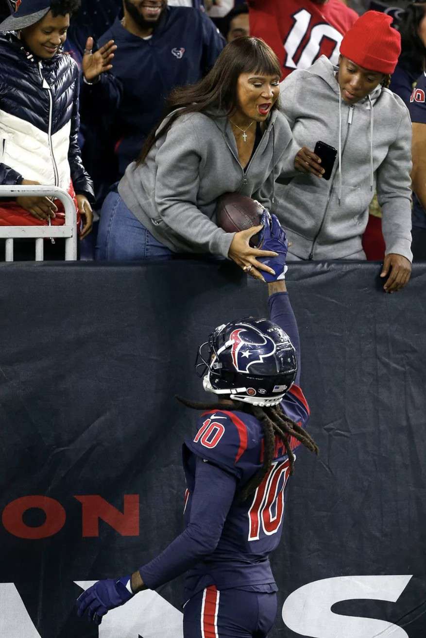 Deandre Hopkins handing his mom the touchdown ball