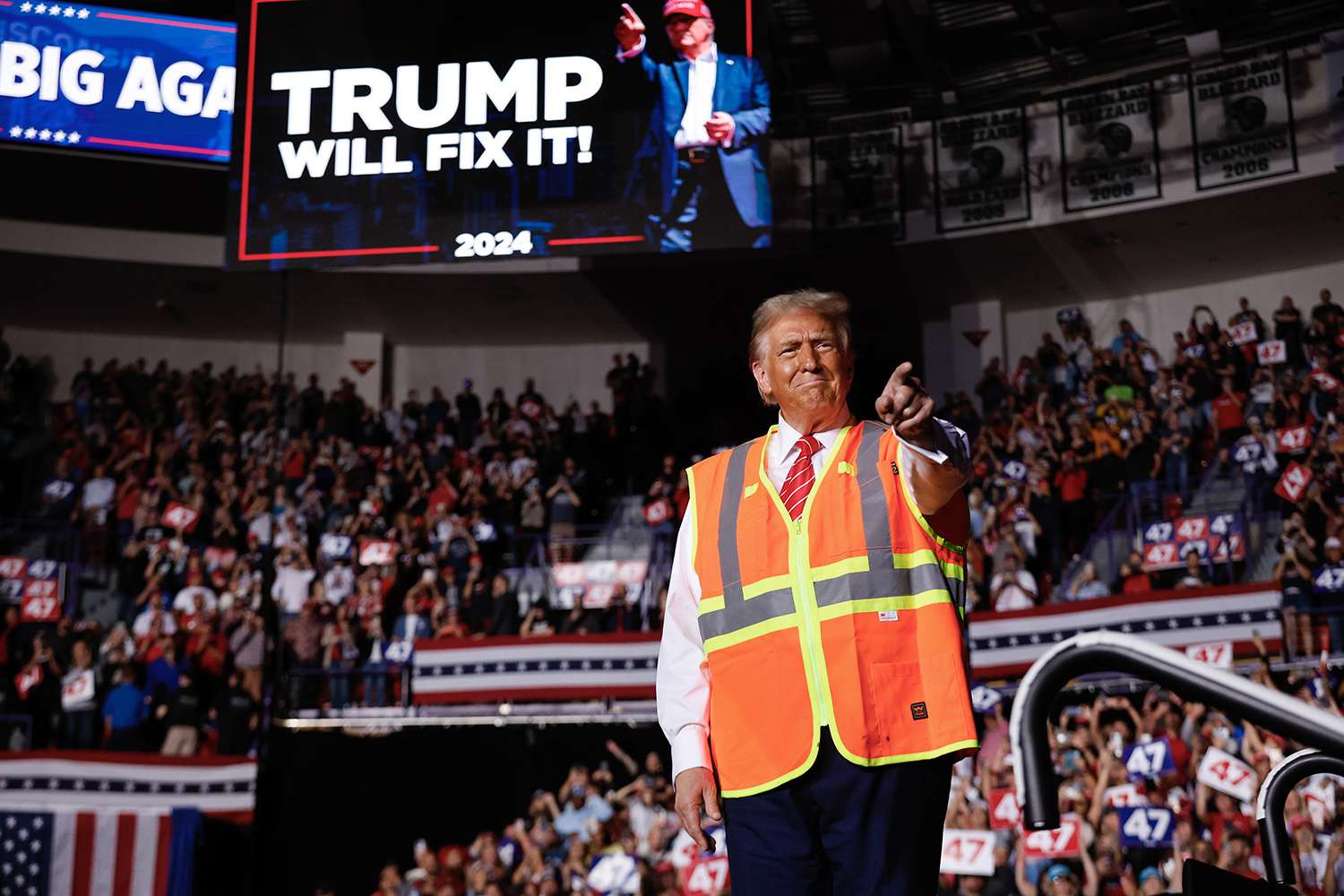  Donald Trump greets supporters during a campaign event at the Resch Center on October 30, 2024 in Green Bay, Wisconsin.