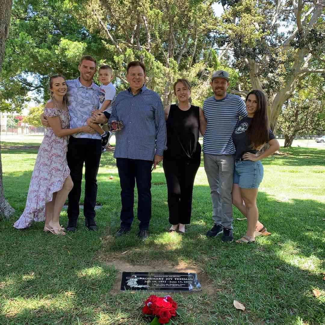 Freddie Freeman and family members gather at Rosemary Freeman's grave.