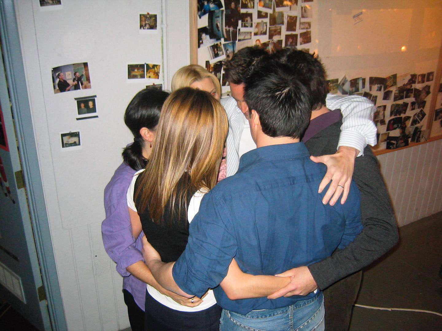 Friends cast behind the scenes One last group hug for the Friends cast before they filmed the finale episode.