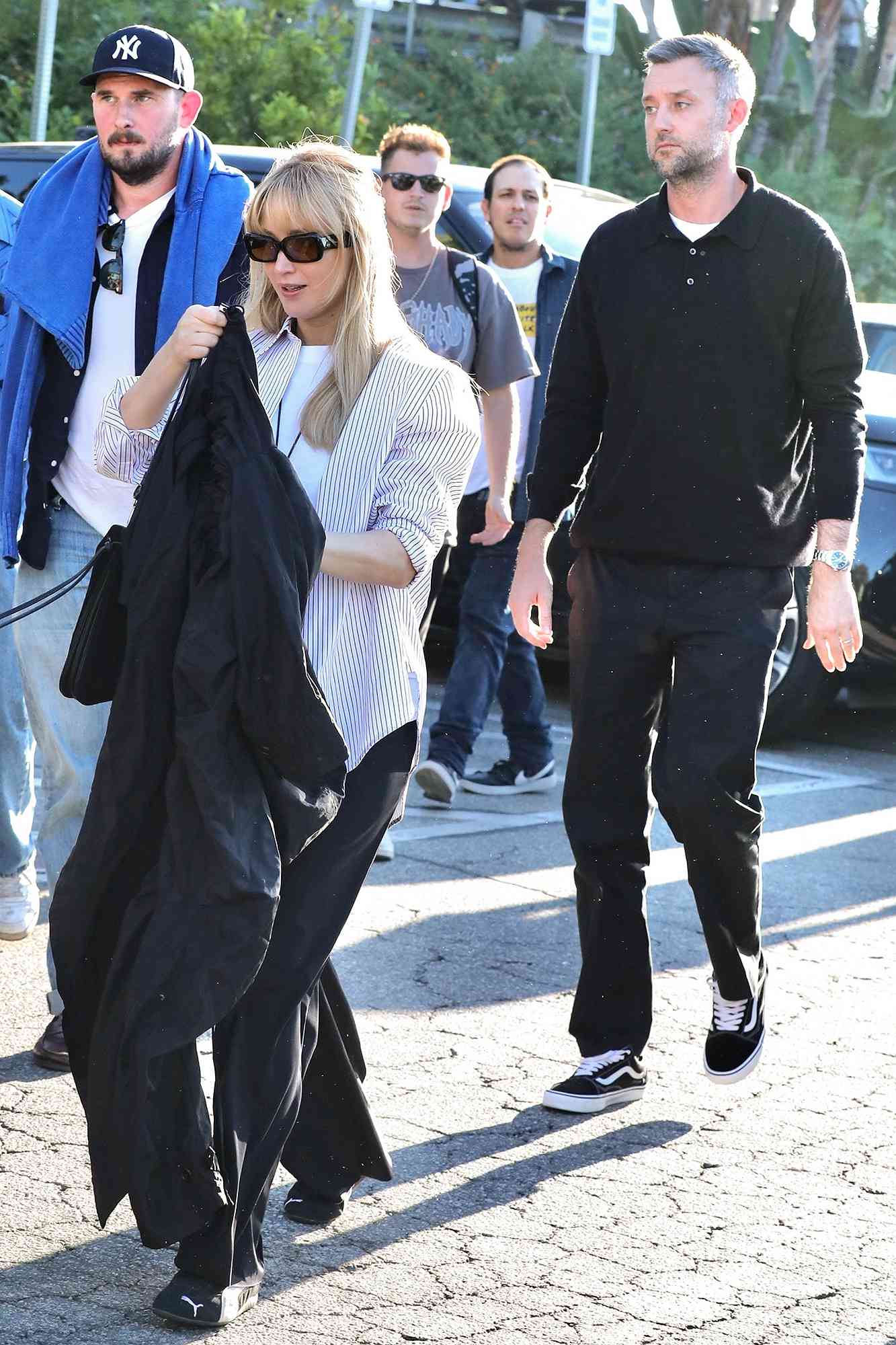 Los Angeles, CA - Los Angeles, CA - Pregnant Jennifer Lawrence and husband attend the dodgers World Series