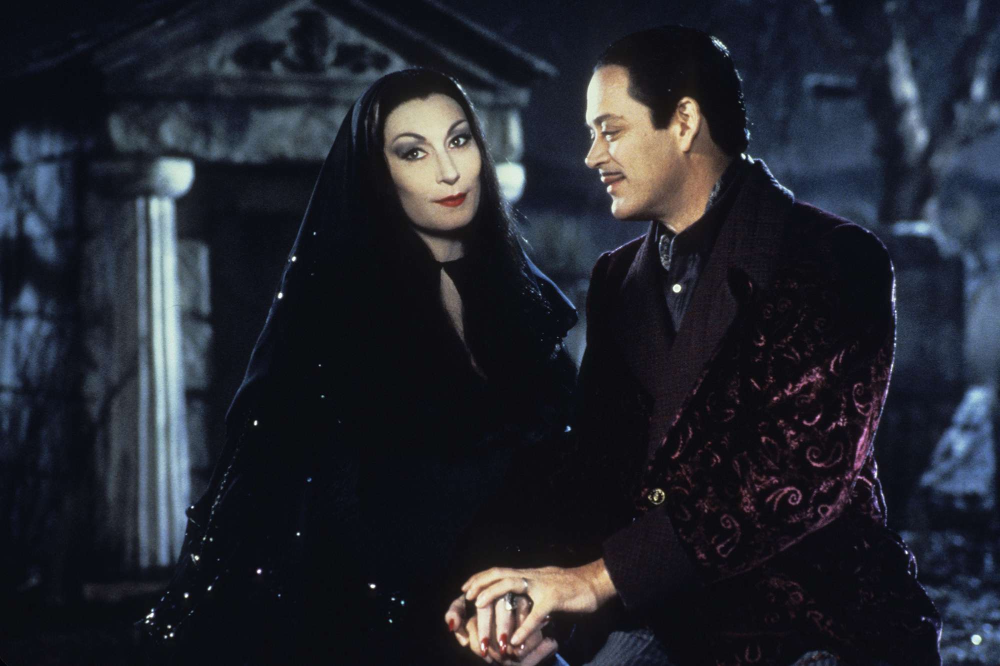 Anjelica Huston and Raul Julia in 'Addams Family Values'.