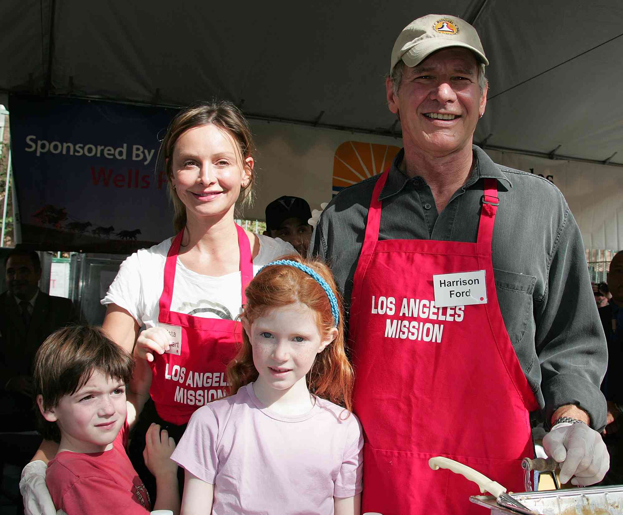 Calista Flockhart and Harrison Ford attend the Los Angeles Mission and Anne Douglas Center's Thanksgiving Meal for the Homeless on November 21, 2007 in Los Angeles, California