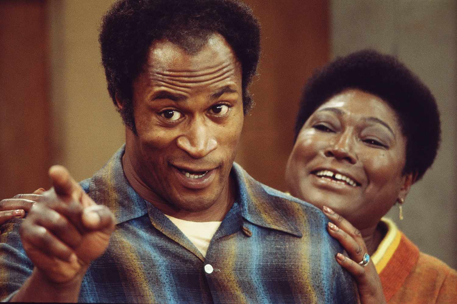 American actors John Amos and Esther Rolle (1920 - 1998) in a scene from the television show 'Good Times,' Los Angeles, California, 1975.