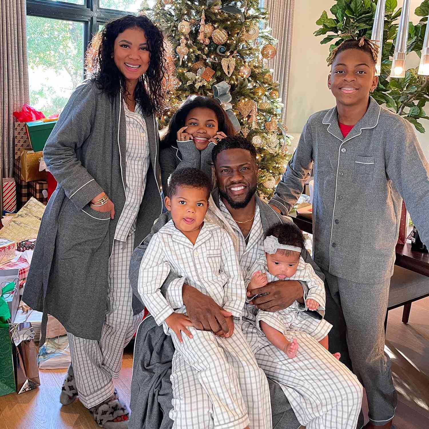 Kevin Hart with family in front of a christmas tree