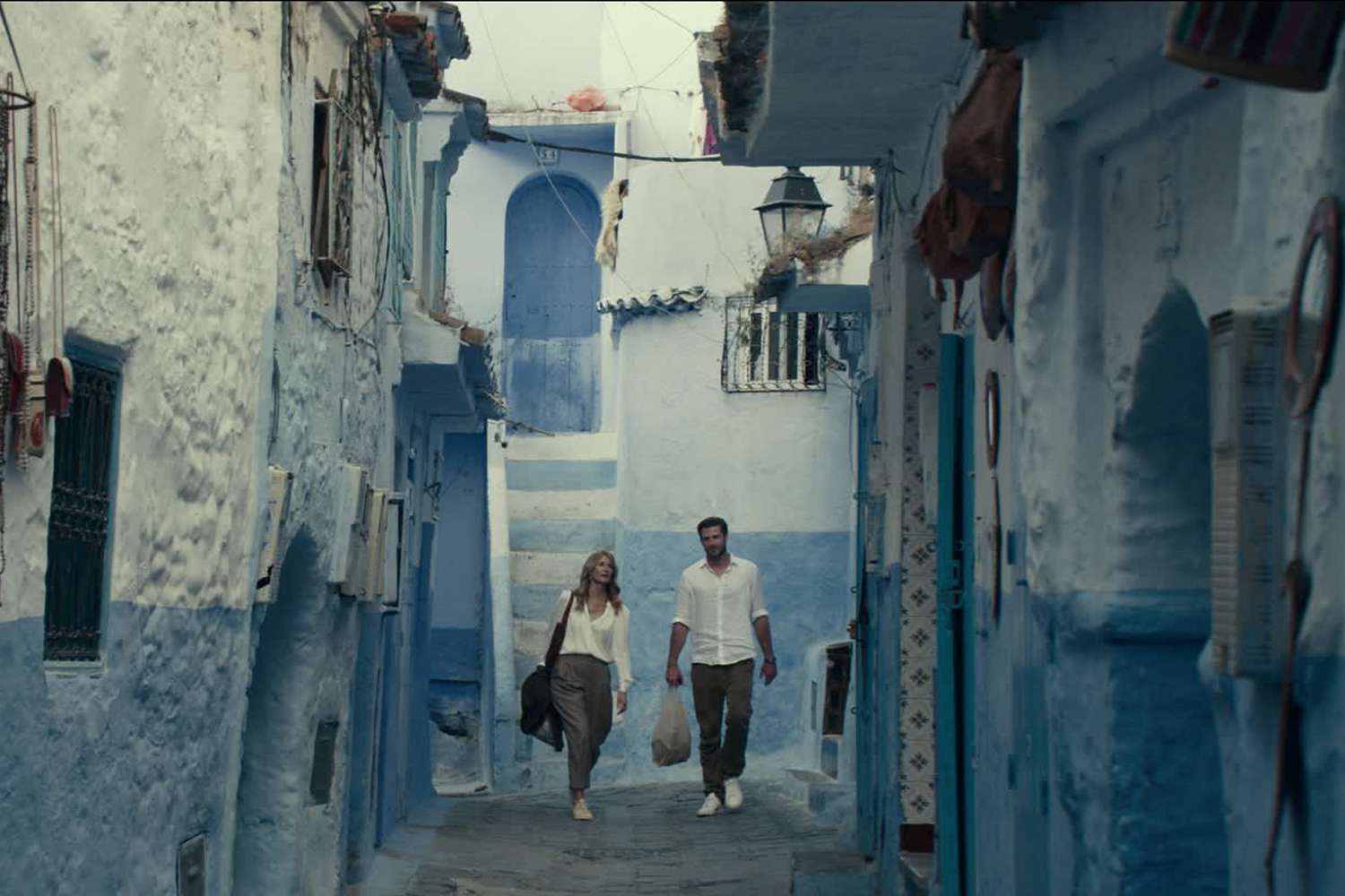 Laura Dern as Katherine Loewe and Liam Hemsworth as Owen Brophy in Lonely Planet