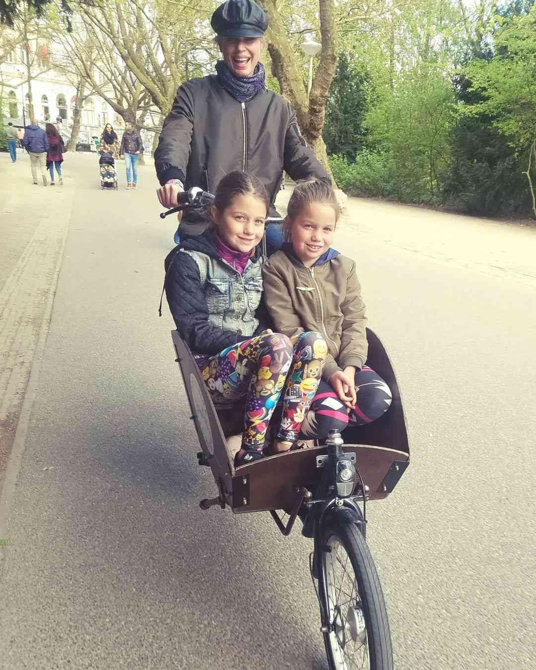 Rebecca Romijn and twin daughters