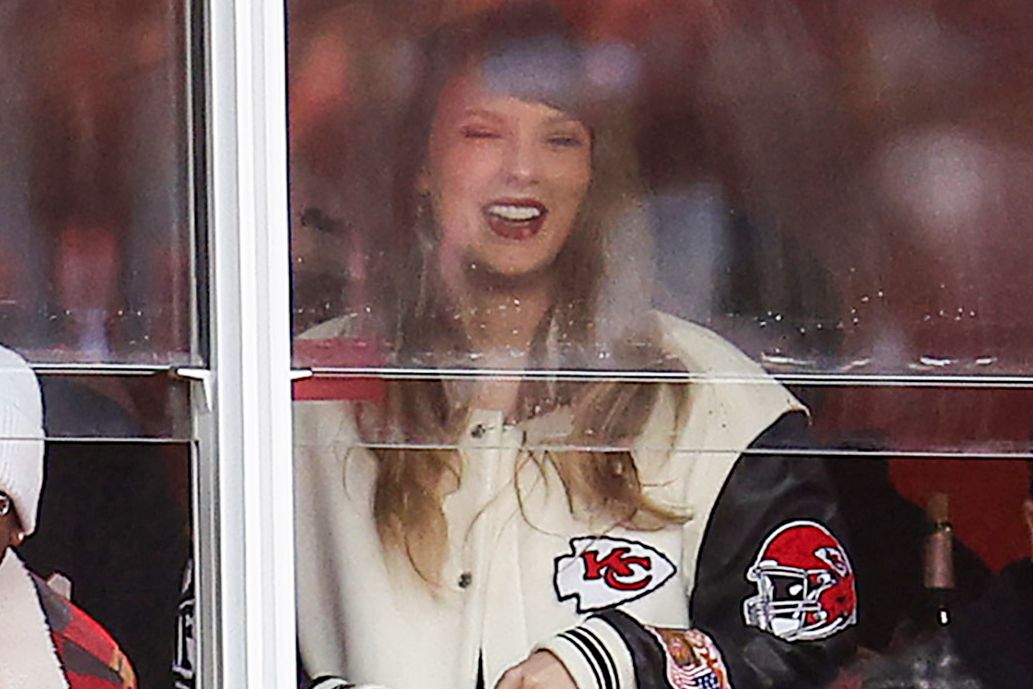 Taylor Swift watches the game between the Cincinnati Bengals and the Kansas City Chiefs