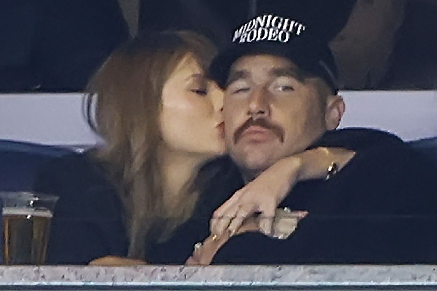 travis kelce taylor swift kiss baseball new york 10 14 24