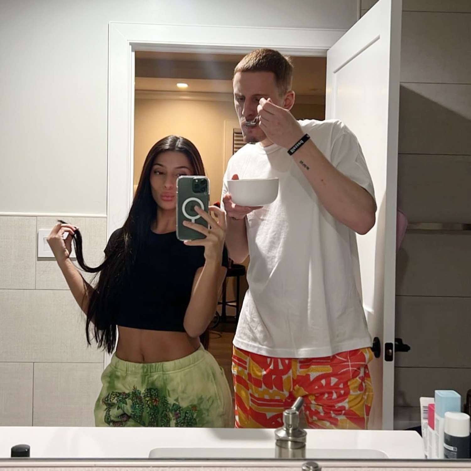 Donte DiVincenzo and girlfriend Morgan Calantoni pose for a mirror selfie on January 3, 2023.