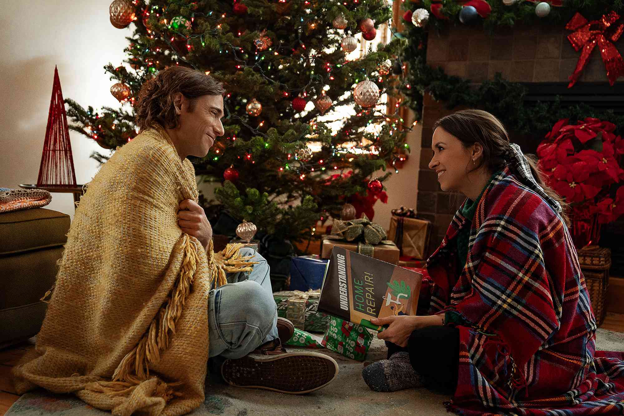 (L-R) Dustin Milligan as Jack Snowman and Lacey Chabert as Kathy Barrett in Hot Frosty.