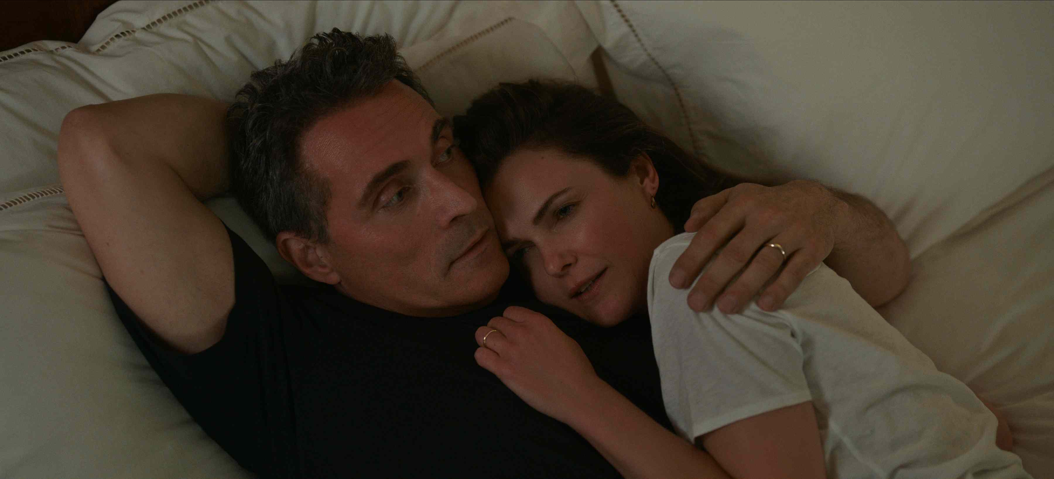  Rufus Sewell as Hal Wyler, Keri Russell as Kate Wyler in episode 102 of The Diplomat.