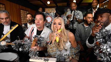 THE TONIGHT SHOW STARRING JIMMY FALLON -- Episode 2058 -- Pictured: (l-r) Host Jimmy Fallon and singer-songwriter Gwen Stefani with The Roots during