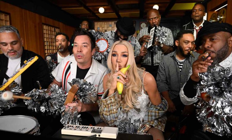 THE TONIGHT SHOW STARRING JIMMY FALLON -- Episode 2058 -- Pictured: (l-r) Host Jimmy Fallon and singer-songwriter Gwen Stefani with The Roots during