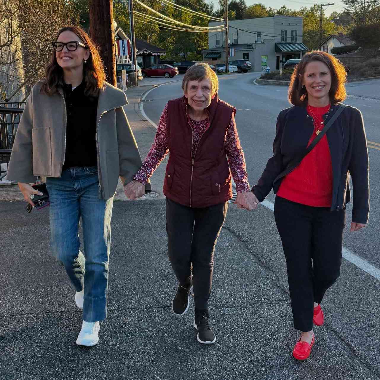 Jennifer Garner, her mom and sister hold hands in a photo posted to Instagram 7 months after her father's death