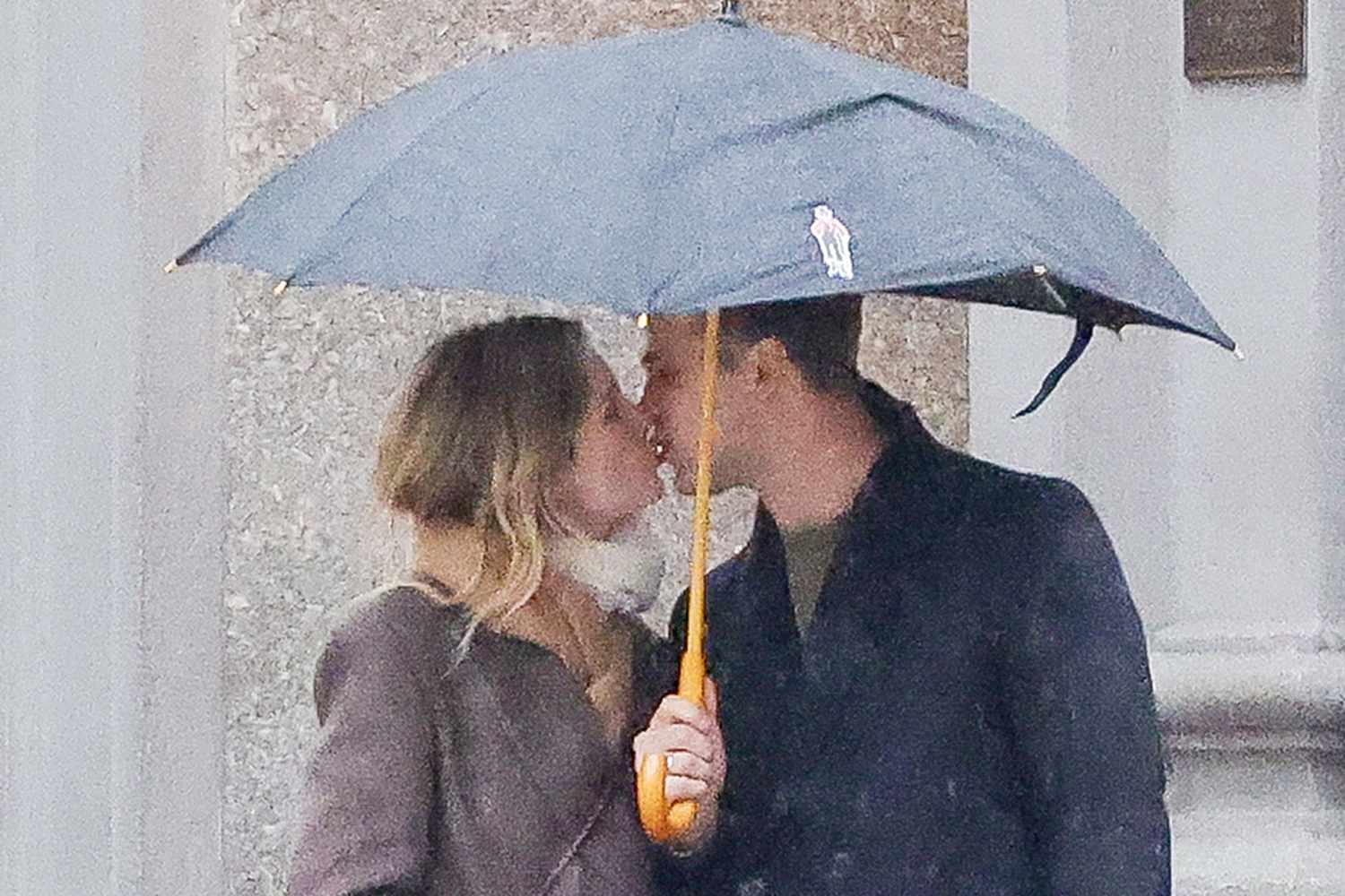 11/21/2023 EXCLUSIVE: Meghann Fahy and Leo Woodall confirm romance rumors with a kiss in New York City. The White Lotus co-stars, kept close and packed on the PDA while on a rainy day stroll in Lower Manhattan.