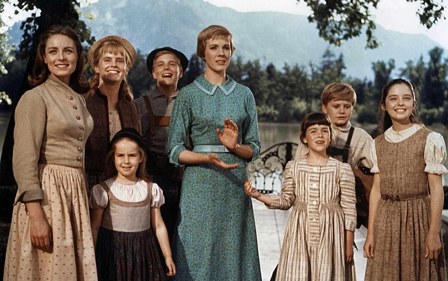 Charmian Carr, Heather Menzies-Urich, Nicholas Hammond, Julie Andrews, Nicholas Hammond, Kym Karath, Debbie Turner, Angela Cartwright  in The Sound of Music 