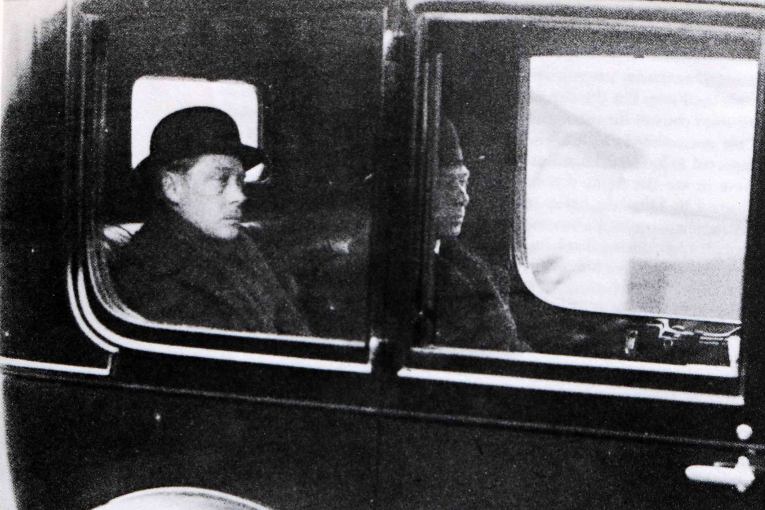 King Edward VIII and his successor King George VI drive to Buckingham Palace during the Abdication Crisis. 